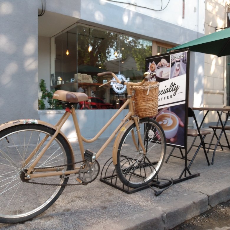 La bicicleta de Bici Café Salta frente al local con cartel Specialty Coffee